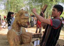 Sôi nổi hội thi tạc tượng gỗ các dân tộc Tây nguyên