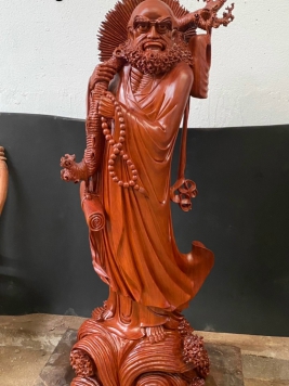 Đạt Ma Quá Hải . Kt : 160cm 54cm 46cm 