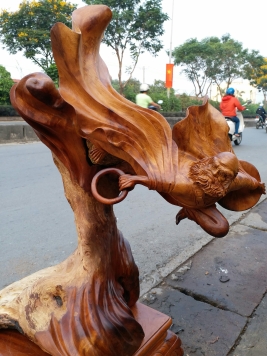 Đạt ma bay - gỗ Hương - 76cm x 68cm x 38cm