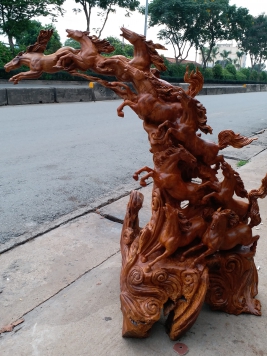 Cửu Mã Phi Thiên . gỗ Cẩm  . kt 110cm 90cm 40cm 