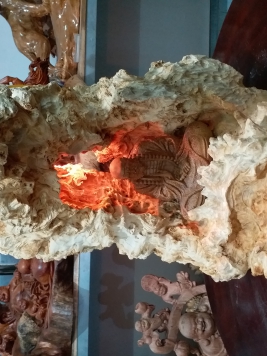 Đạt Ma ngồi thiền  .... Nu Lũa gỗ nghiến. Kt 50cm 36cm 36cm 