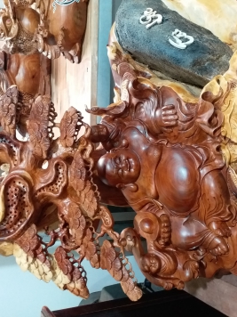 Di Lạc ngồi gốc Tùng Gỗ Hương Việt. Kt 60cm 60cm 40cm 