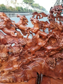 Bát Mã phi Thiên - Gỗ hương - 100cm x 70cm x 30cm