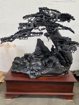 Di lạc ngồi gốc tùng gỗ mun sừng . Kt 56cm 62cm 26cm . Cả kỷ cao 76cm 