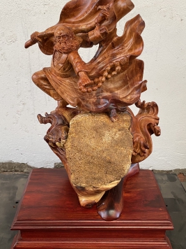 Đạt Ma đi quyền gỗ Hương ôm đá . Kt 55cm 30cm 26cm 