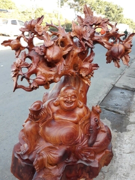 Di lặc ngồi gốc đào