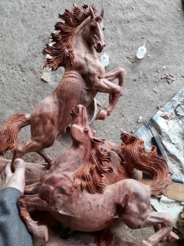 Song mã đẹp đang chế tác