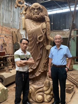Thầy cũ tới thăm xưởng. Chụp lưu niệm tp ĐẠT MA SƯ TỐ CAO 2m8