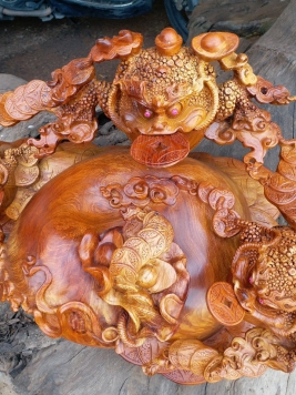 Tam cóc chấn bao tiền . gỗ Hương. Kt 56cm 38cm 26cm 