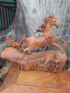 Nhất Mã chuy phong.  Gỗ Hương.  Kt 42cm 36cm 13cm 