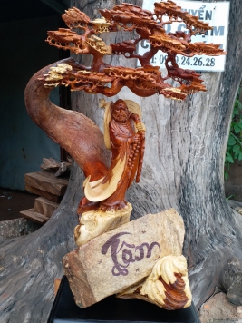 Đạt Ma gỗ Hương.  Ôm đá