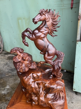 Nhất Mã Phi Thiên gỗ Cẩm . Kt : 47cm 30cm 25cm 