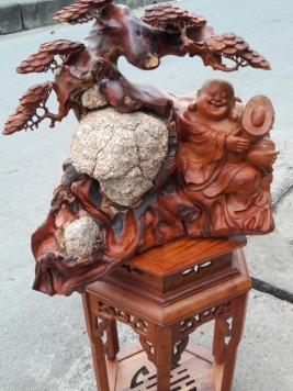 Di Lặc ngồi gốc tùng ôm đá - Gỗ hương - 60cm x 46cm - x 40cm