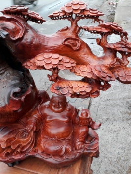 Di lặc ngồi gốc tùng - 62cm x 68cm x 30cm