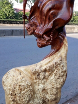 Đạt ma bay - Gỗ nu hương - 95cm x 38cm x 26cm